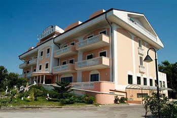 Hotel Residence Adria Rodi Garganico Esterno foto