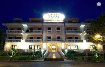 Hotel Residence Adria Rodi Garganico Esterno foto